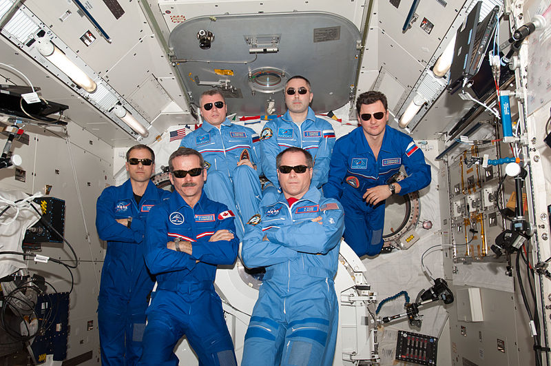 800px-ISS_Expedition_34_inflight_crew_portrait